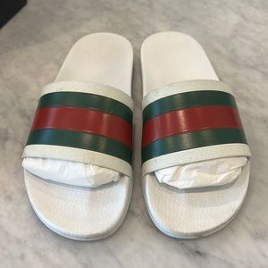 Gucci mens slides size G9 which is a US size 9.5. They run large.